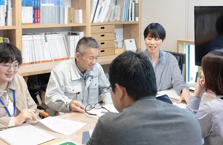 スタッフが打ち合わせをしている様子